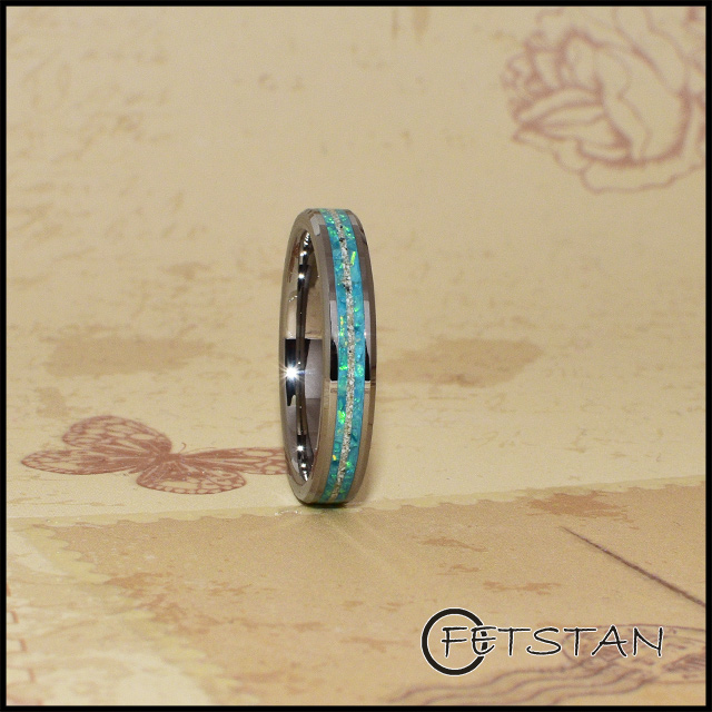 Bague lumineuse avec cendres et opale aux reflets aqua, création Fetstan