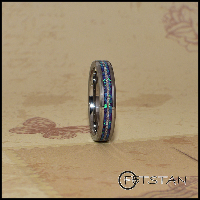 Bague précieuse avec cendres et opale aux reflets améthyste