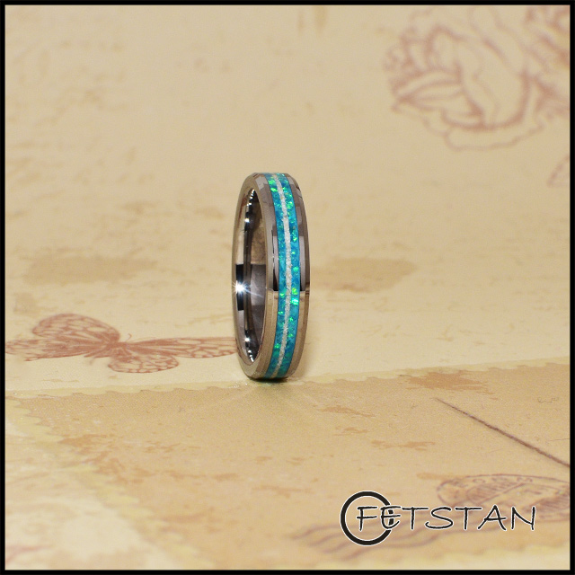 Bague mémoire en opale turquoise avec fine ligne de cendre